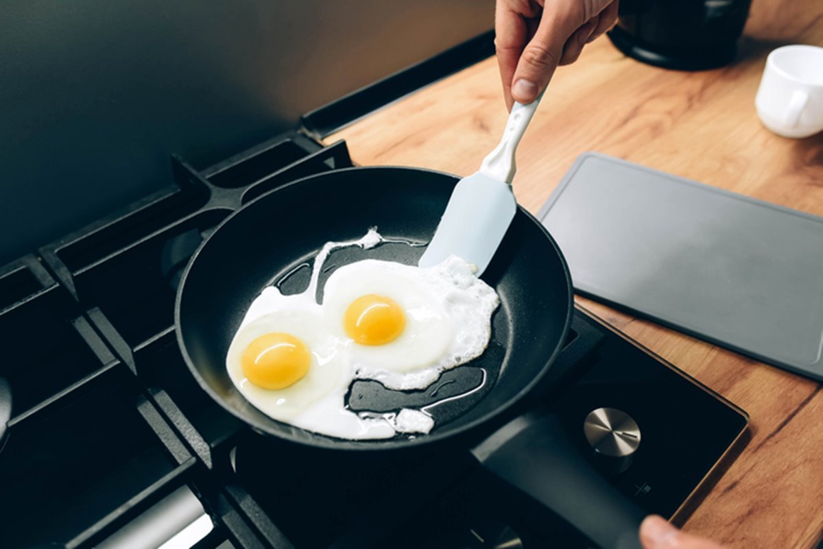 Homem frita dois ovos em frigideira antiaderente - Metrópolesi