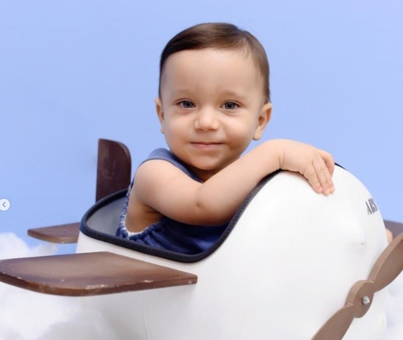 Criança sorrindo para foto