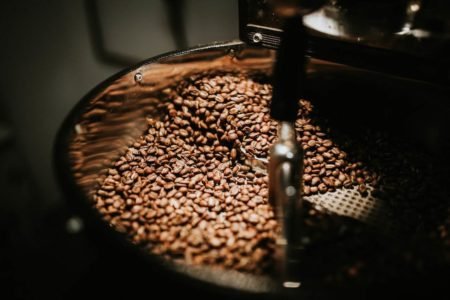 Na foto, grãos de café são torrados em uma máquina de torra - Metrópoles