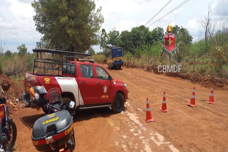 Ônibus escolar bate em poste com 22 crianças no Assentamento 26 de Setembro. Na imagem, veículos do corpo de bombeiros aparecerem parados perto do acidente - Metrópoles