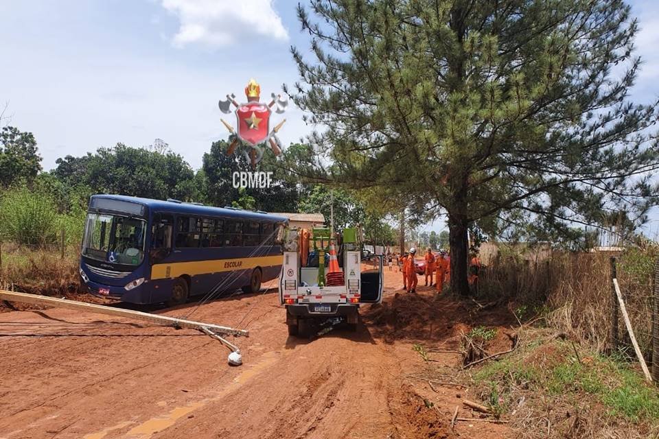 Ônibus escolar bate em poste com 22 crianças no Assentamento 26 de Setembro. Na imagem, bombeiros começam a remoção do poste - Metrópoles
