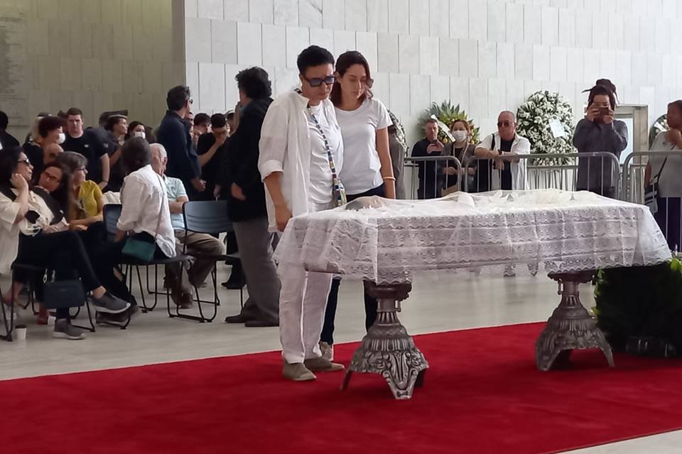 Maria Gadu no velório de Gal Costa