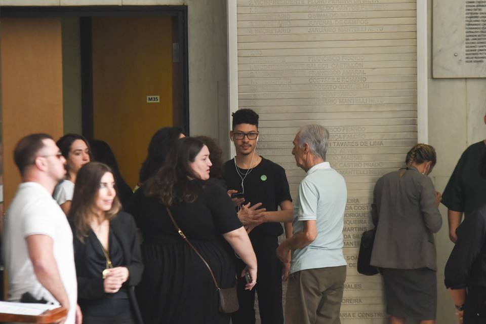 Filho de Gal Costa no velório da cantora