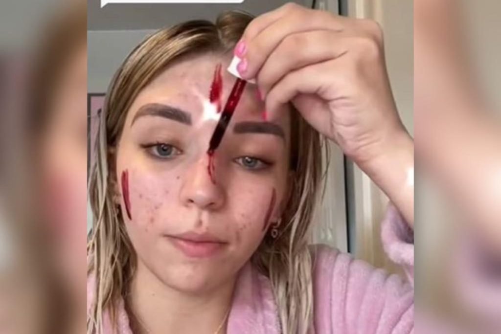 Foto colorida de mulher com sangue no rosto. Trend do TikTok-Metrópoles