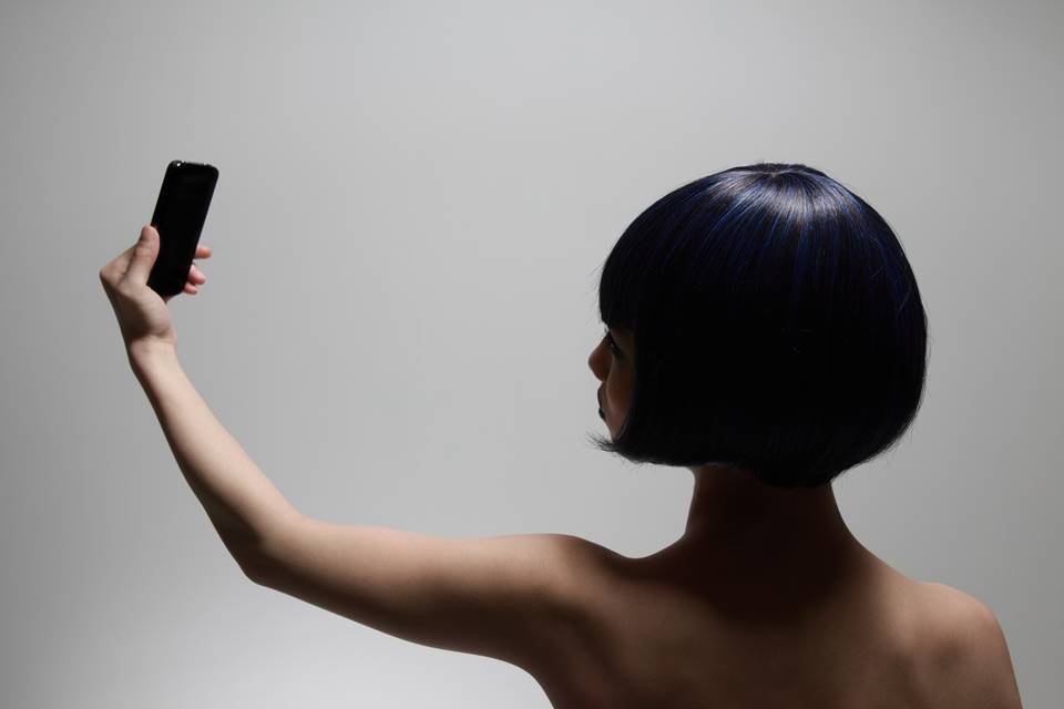 Mulher tirando selfie nua de costas - Metrópoles