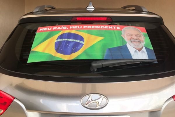 PT vai distribuir adesivos com foto de Lula e bandeira do Brasil no DF