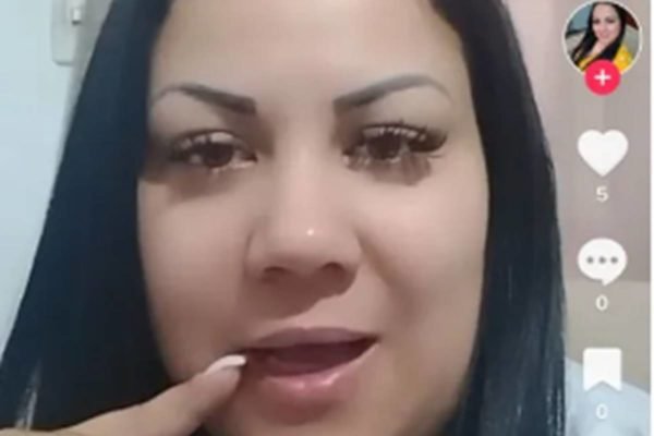 Imagem colorida mostra pastora gravando vídeo para redes sociais - Metrópoles