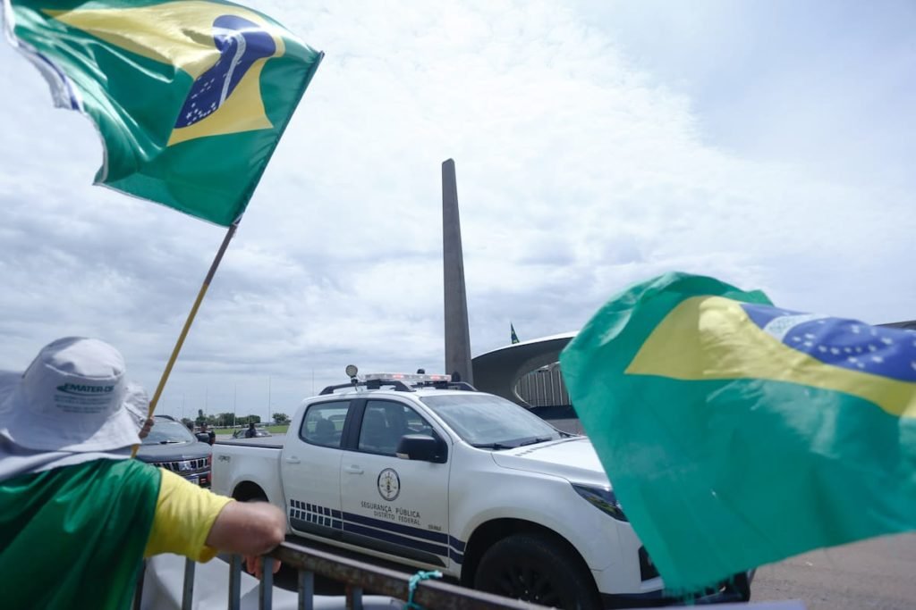 A Polícia do Exército e o DF Legal deram início à operação de retirada de barracas de comércio em frente ao QG