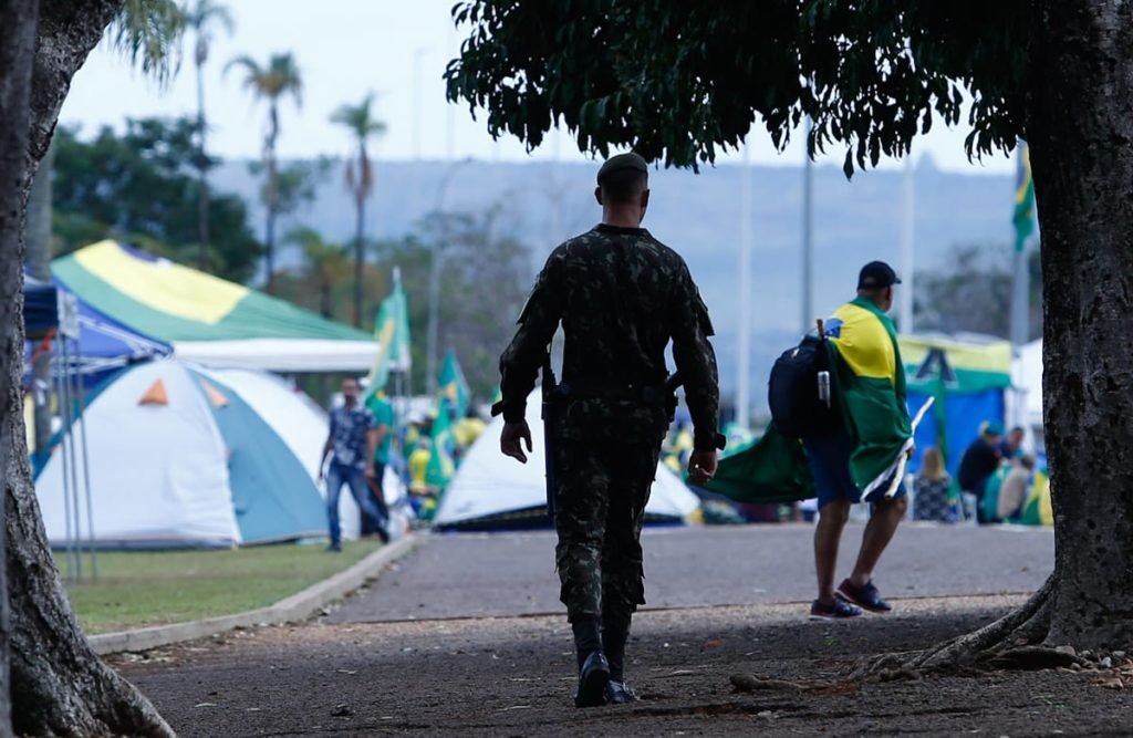 A Polícia do Exército e o DF Legal deram início à operação de retirada de barracas de comércio em frente ao QG