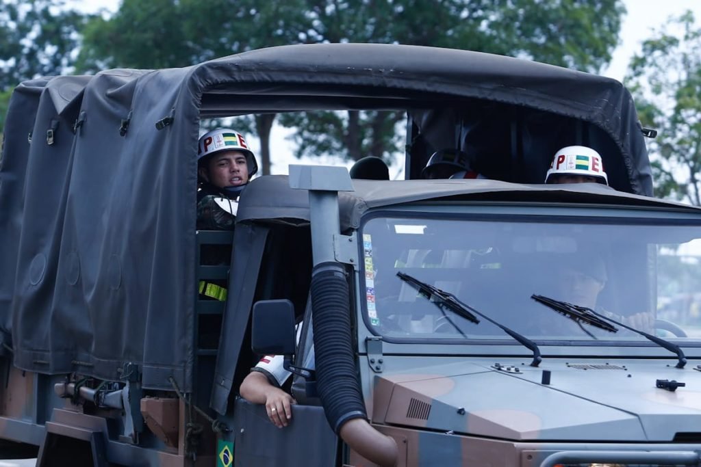 A Polícia do Exército e o DF Legal deram início à operação de retirada de barracas de comércio em frente ao QG