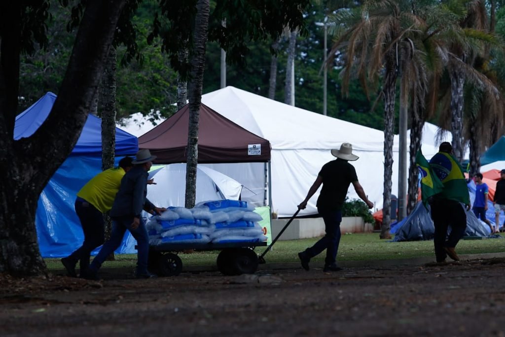 A Polícia do Exército e o DF Legal deram início à operação de retirada de barracas de comércio em frente ao QG