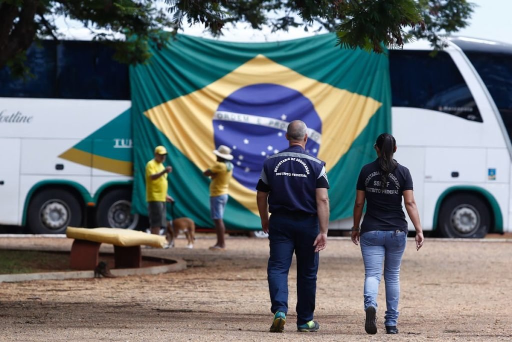 A Polícia do Exército e o DF Legal deram início à operação de retirada de barracas de comércio em frente ao QG