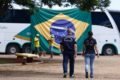 A Polícia do Exército e o DF Legal deram início à operação de retirada de barracas de comércio em frente ao QG