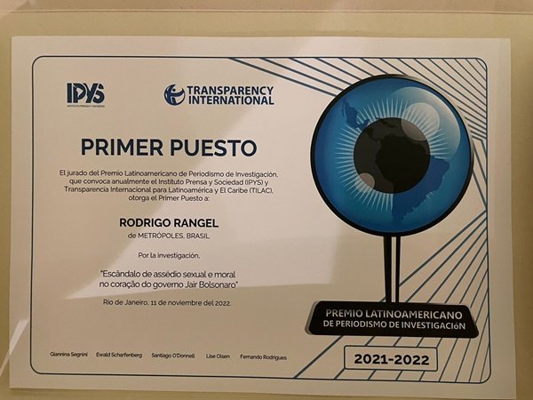 Imagem colorida com Diploma do Prêmio Latino-americano de Jornalismo de Investigação, entregue ao jornalista Rodrigo Rangel - Metrópoles