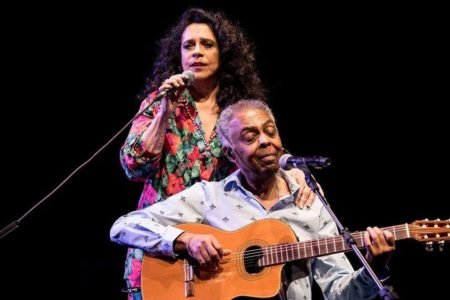 Gal Costa e Gilberto Gil no palco - Metrópoles