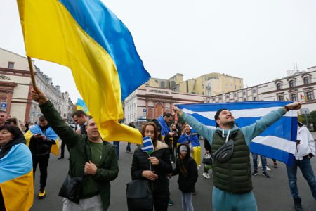 pessoas comemorando com bandeiras da ucrânia - metrópoles