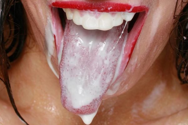 Mulher com língua de fora suja de leite - Metrópoles