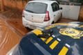 Viatura da PRF para atrás de carro branco
