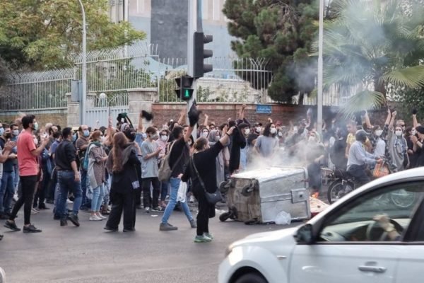 Em imagem colorida, fumaça sai de dentro de uma lata de lixo enquanto manifestantes protestam contra a morte de Mahsa Amin, no Irã - Metrópoles