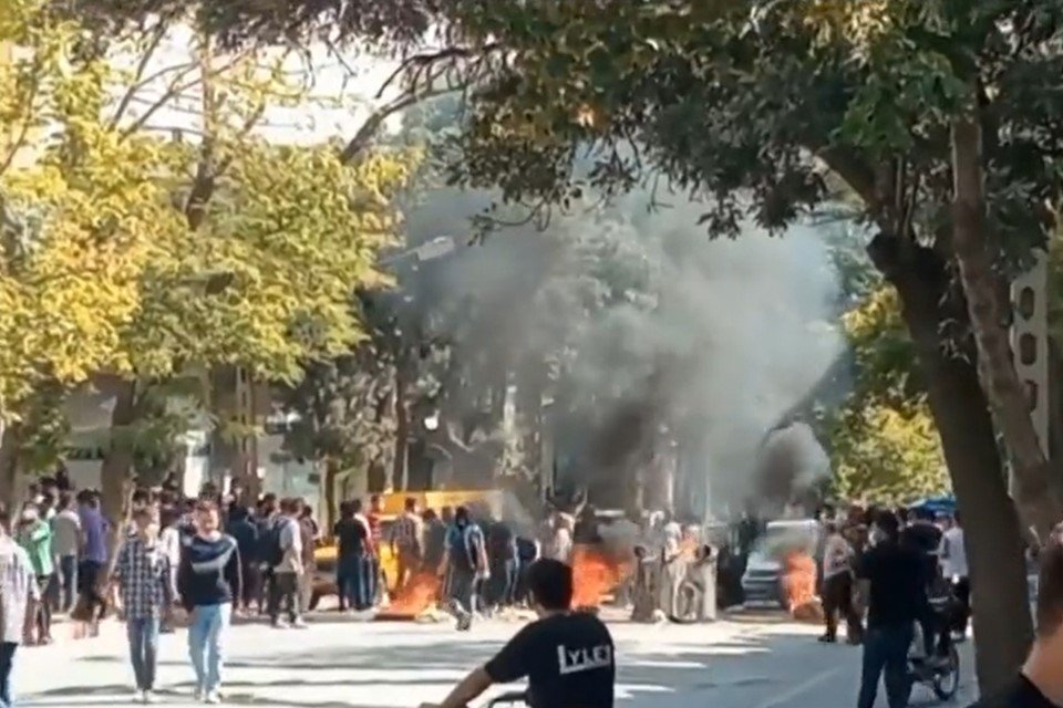 Em imagem colorida, manifestantes colocam fogo em rua de Teerã, no Irã - Metrópoles