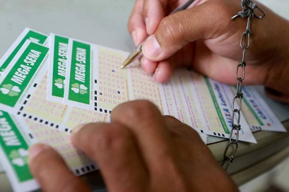 Menino acerta os 6 números da Mega da Virada, mas mãe não fez o jogo