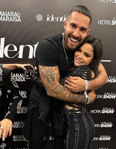 Bil Araújo abraçado com a cantora Maraisa nos bastidores da gravação do DVD da dupla Maiara e Maraisa - Metrópoles