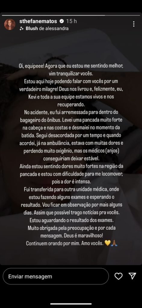 Sthe Matos detalha acidente com ônibus do namorado, o cantor Kevi Jonny; “Fui arremessada para dentro de bagageiro”
