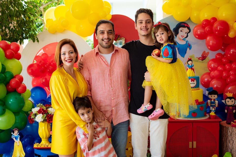 Comemorando Aniversário Com Bolo Em Fundo Amarelo Adulto Menina