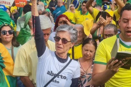 Cassia Kis em um manifesto bolsonarista com a mão direita erguida e um camisa com os dizeres "aborto não" - Metrópoles