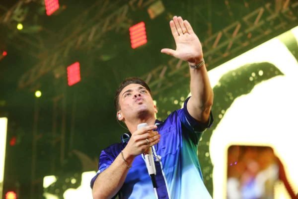 Foto de Wesley Safadão em show em seu navio temático