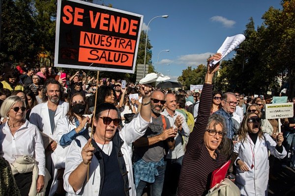 Ato em Madri reúne 200 mil pessoas em defesa do sistema público de saúde