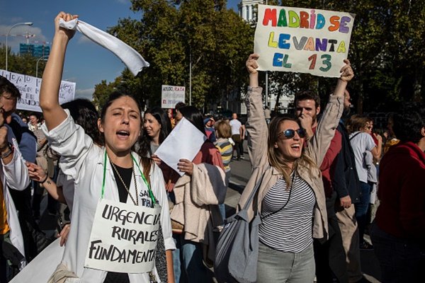 grupo de manifestantes em madri - metrópoles