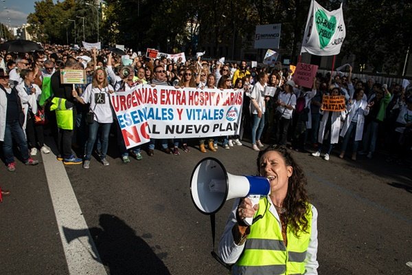 grupo de manifestantes em madri - metrópoles