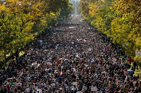 grupo de manifestantes em madri - metrópoles
