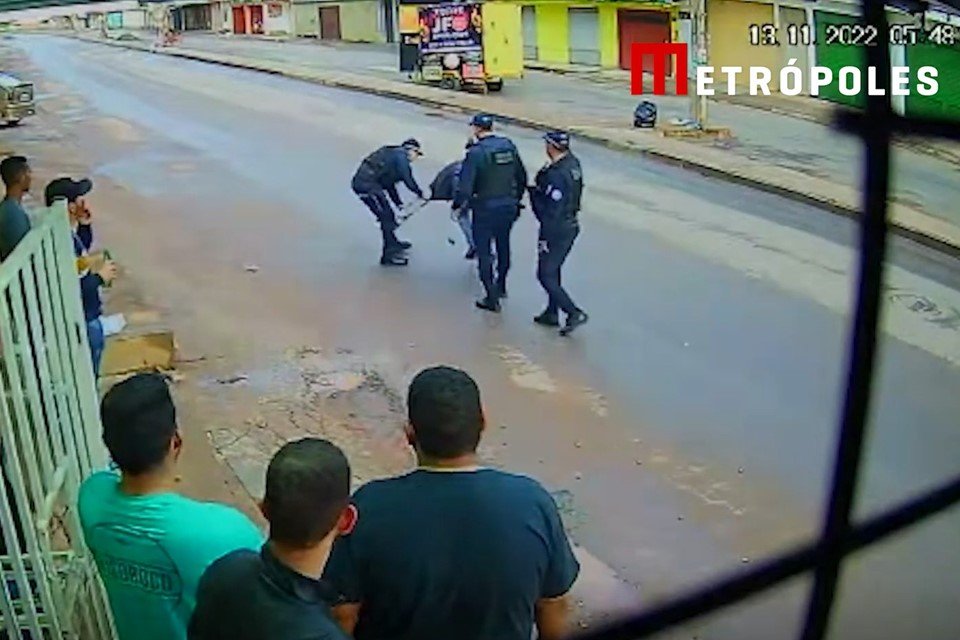 Polícia Militar agride um homem negro durante abordagem em Planaltina-DF, neste domingo (13/11), com tapas, soco, chute e joelhada. Os militares chegaram a jogar a vítima no chão durante os minutos de violência