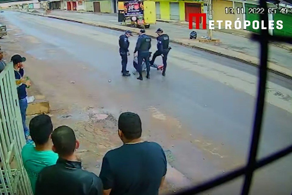 Polícia Militar agride um homem negro durante abordagem em Planaltina-DF, neste domingo (13/11), com tapas, soco, chute e joelhada. Os militares chegaram a jogar a vítima no chão durante os minutos de violência