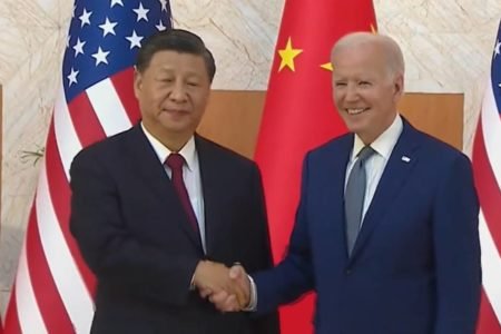 Imagem colorida mostra aperto de mão entre Joe Biden, presidente dos EUA, e Xi Jiping, presidente da China - Metrópoles