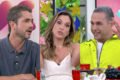 Felipe Andreoli (à esquerda) e Fabrício Battaglini (à direita) olham para Talitha Morete (ao centro) na mesa de café da manhã do Mais Você - Metrópoles