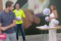 Felipe Andreoli chuta bola na direção de Talitha Morete no Mais Você - Metrópoles