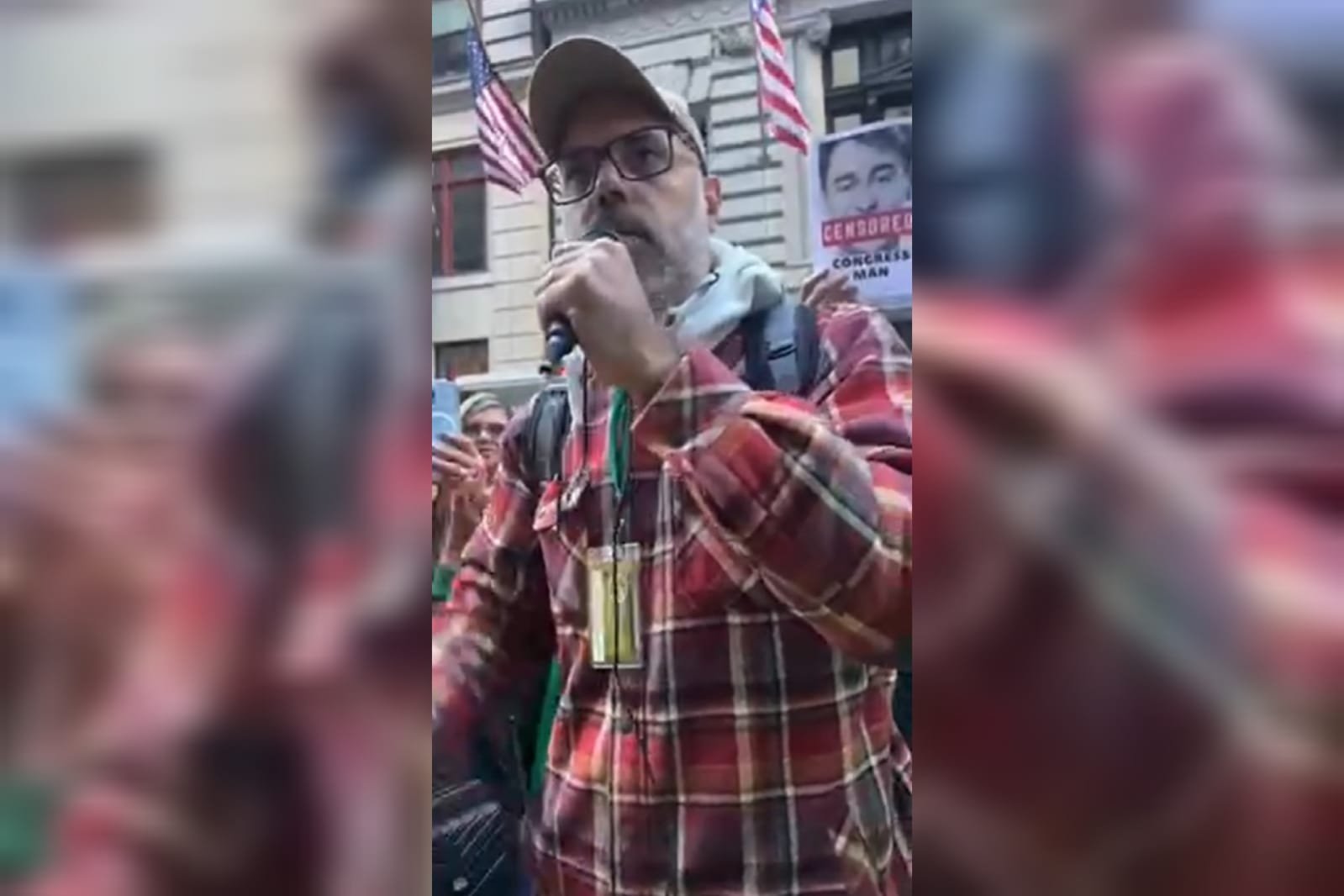 Extremista Allan dos Santos protesta em frente a hotel de Moraes em NY |  Metrópoles