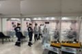 Equipe médica realiza procedimento em sala cirúrgica. Foto colorida