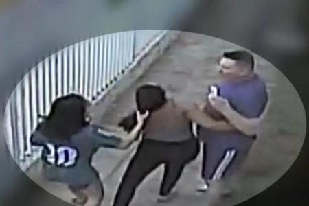 Mulher é filmada por camera de segurança puxando o cabelo de outra mulher