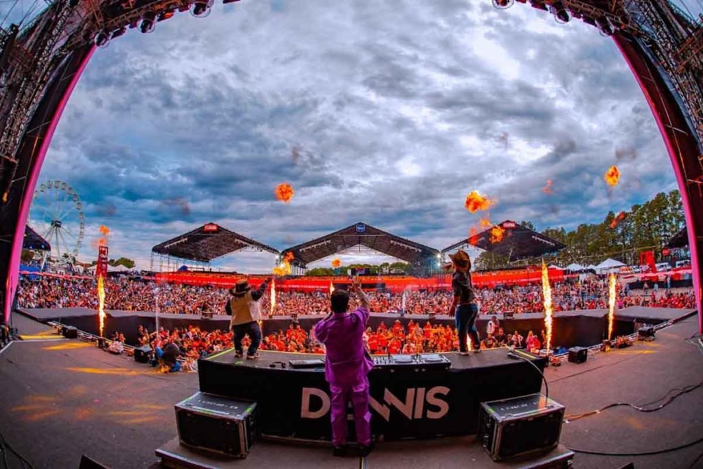 Foto show de Dennis no Caldas Country Festival