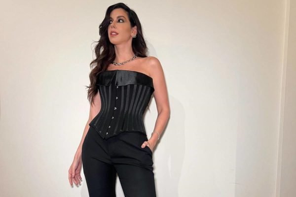 Camila coutinho usando corset preto de tecido acetinado