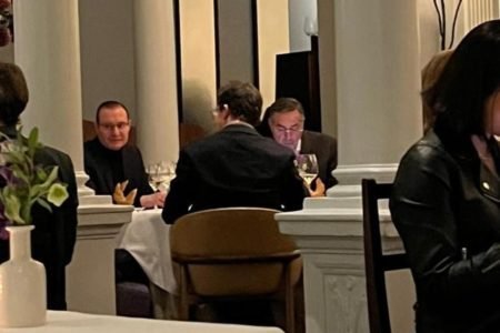 Cristiano Zanin e Luís Roberto Barroso comem em restaurante nos EUA