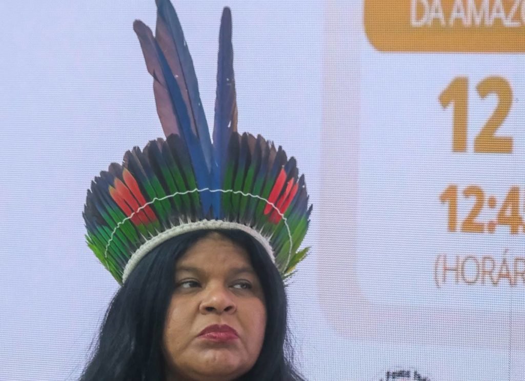 Mulher indígena durante apresentação na COP27 - Metrópoles
