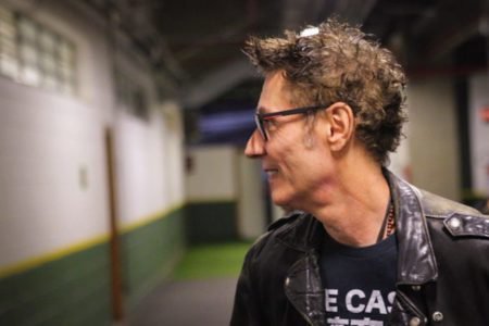 Dinho Ouro Preto e os integrantes do grupo Jovem DIonísio