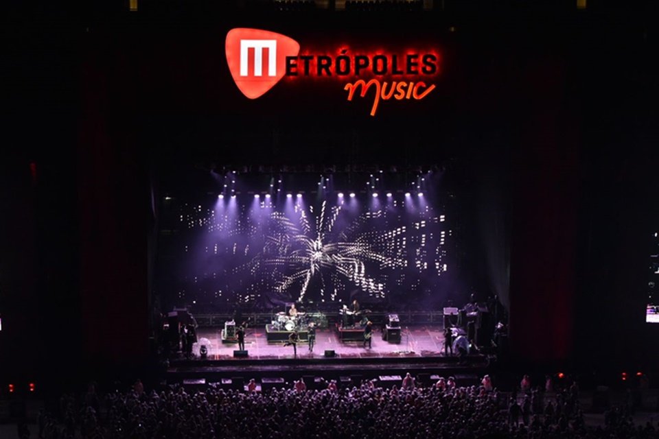 Foto do palco do Metrópoles Music com banda Capital Inicial