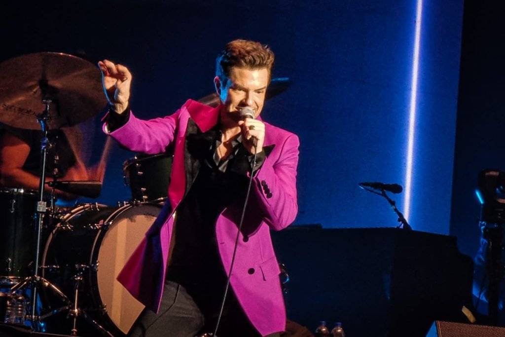 Brandon Flowers cantando - Metrópoles