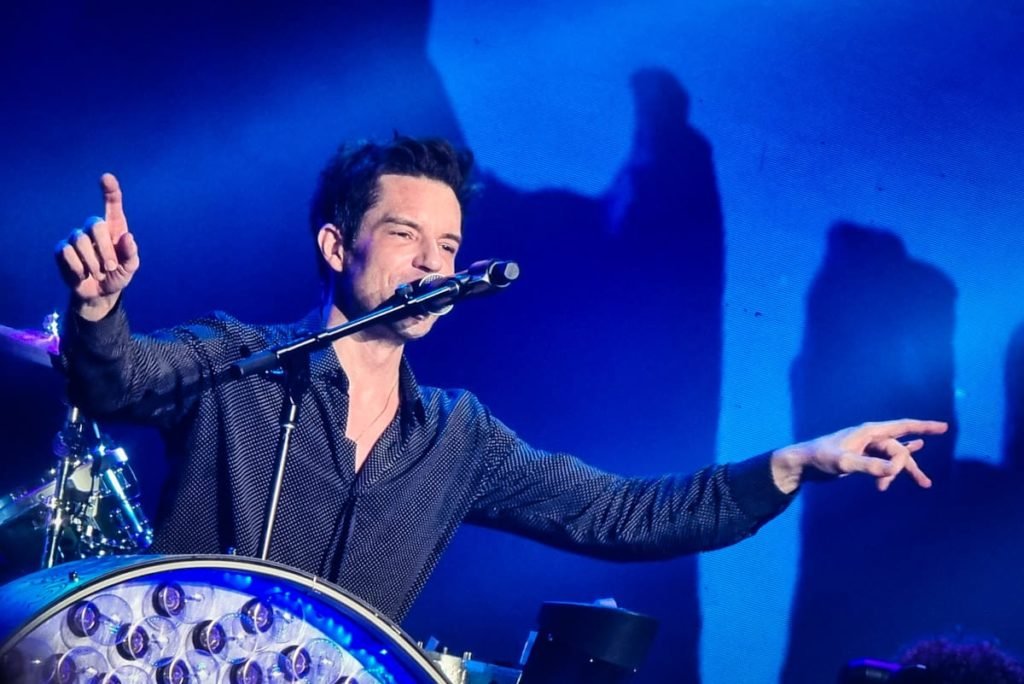 Brandon Flowers cantando - Metrópoles